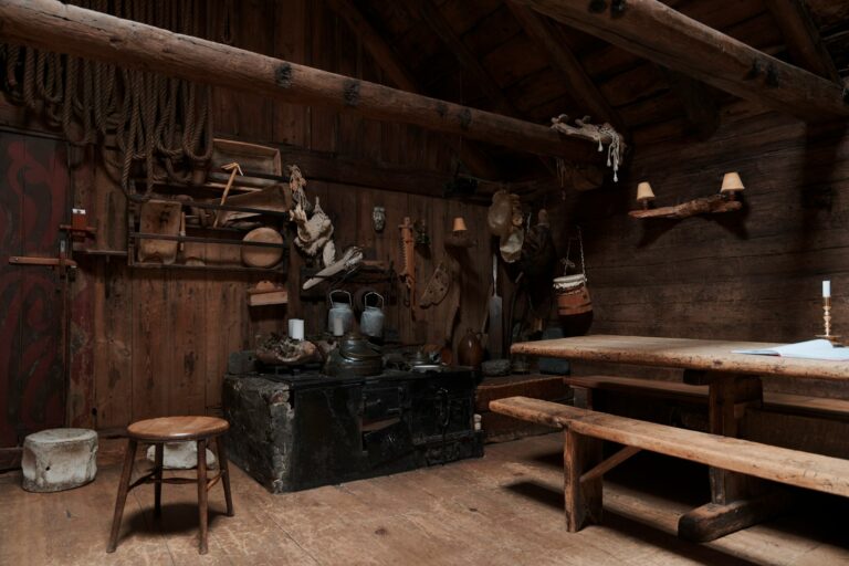 Gemütliche Gaststube mit Holztischen