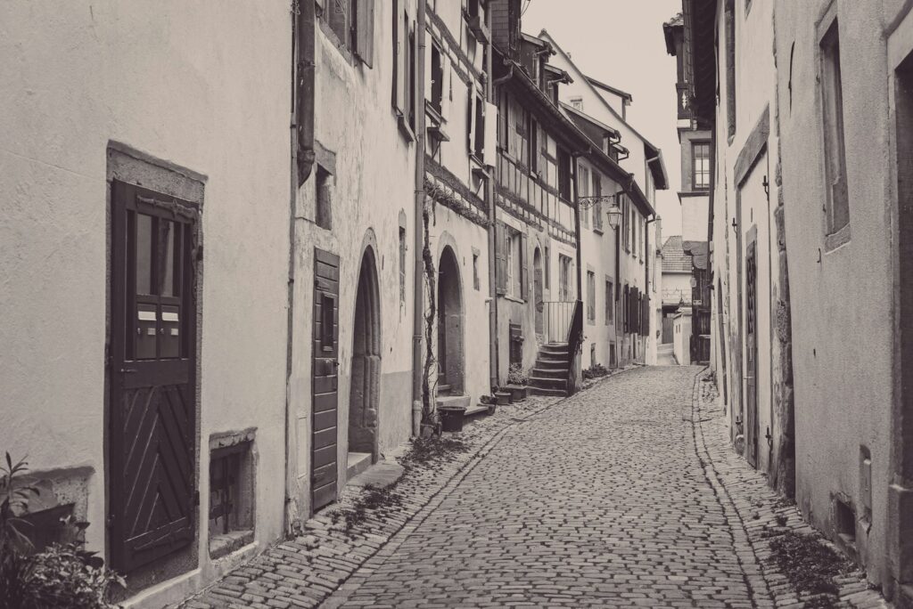 Historische Straße mit Kopfsteinpflaster