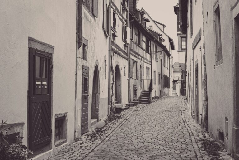 Historische Straße mit Kopfsteinpflaster